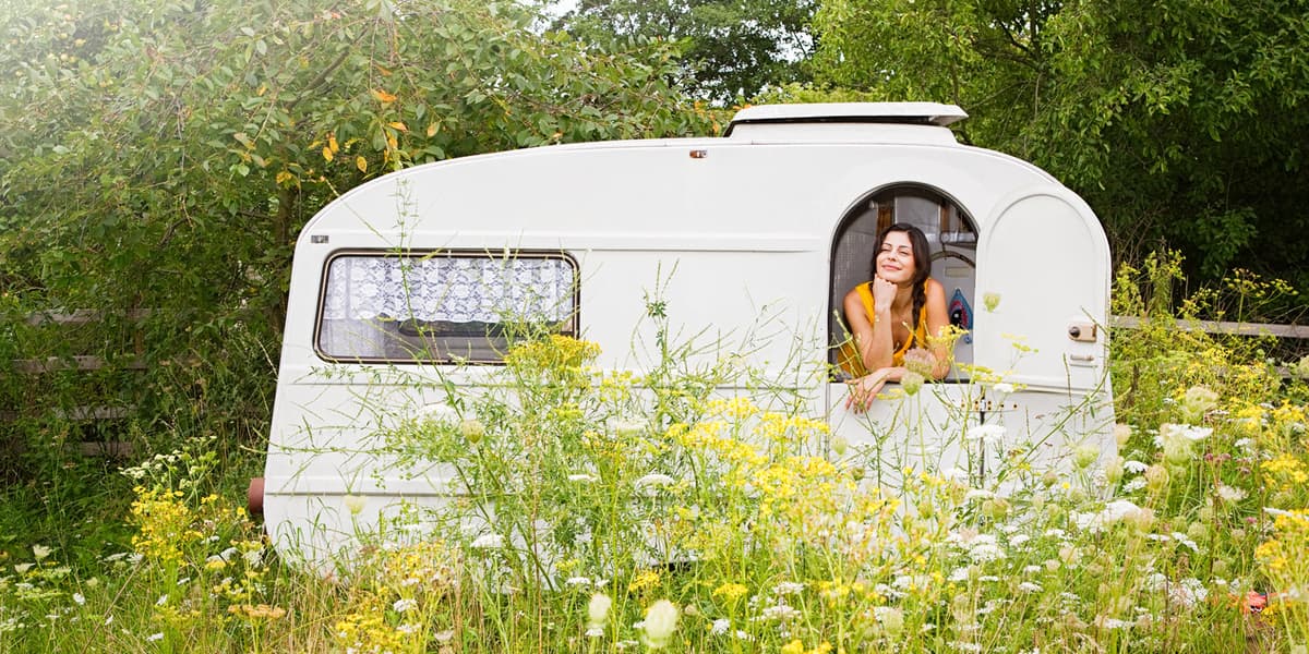 Vrouw op vakantie met de caravan